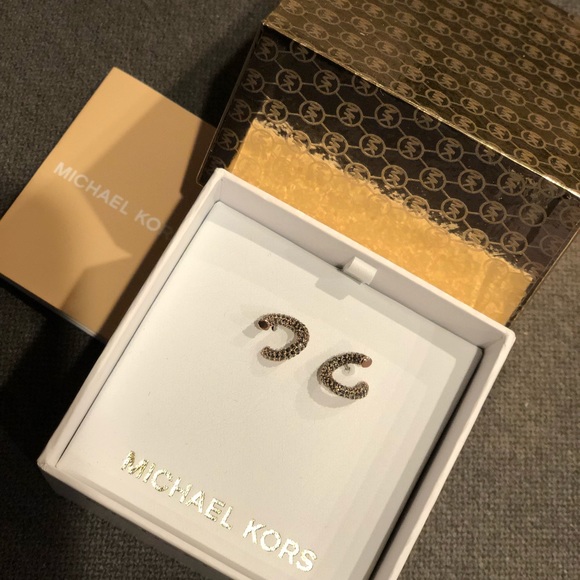 **NEW**Earrings - Picture 2 of 2